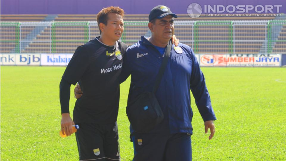 I Made Wiryawan merintis kesakitan akibat cedera engkel kiri.